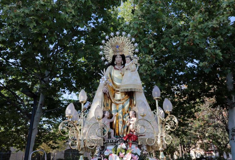 Bajo el Abrazo de María: Confianza, Intercesión y Esperanza»  