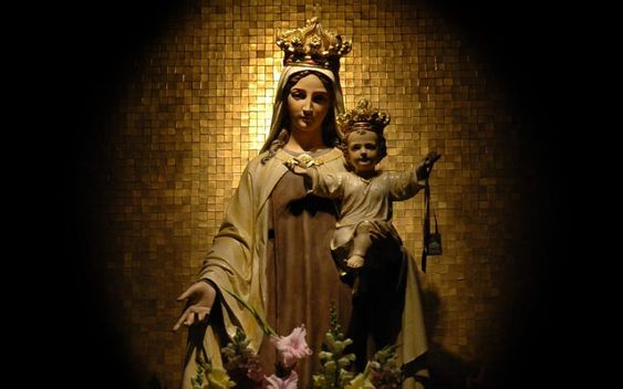 De la mano de María, adentrarnos en el misterio del Dios vivo