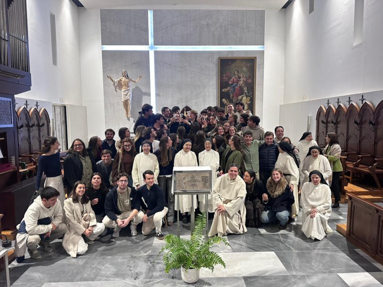 Jóvenes de Effetá celebran una vigilia de oración en Monteolivet junto a frailes dominicos