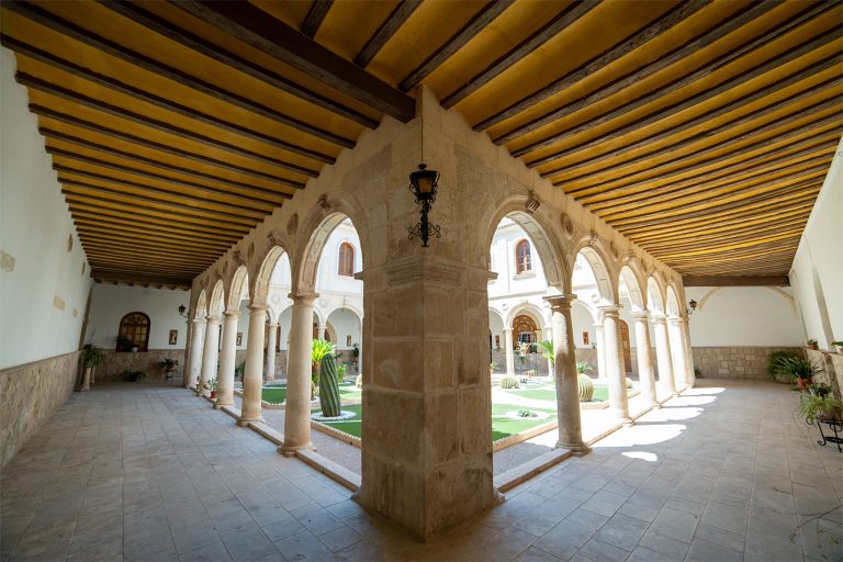 El silencio que habla:Vivir el Triduo Pascual dentro del claustro