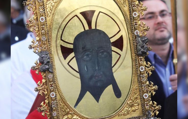 Del lienzo al alma:El milagro de una mirada de Gracia que sostiene a un pueblo